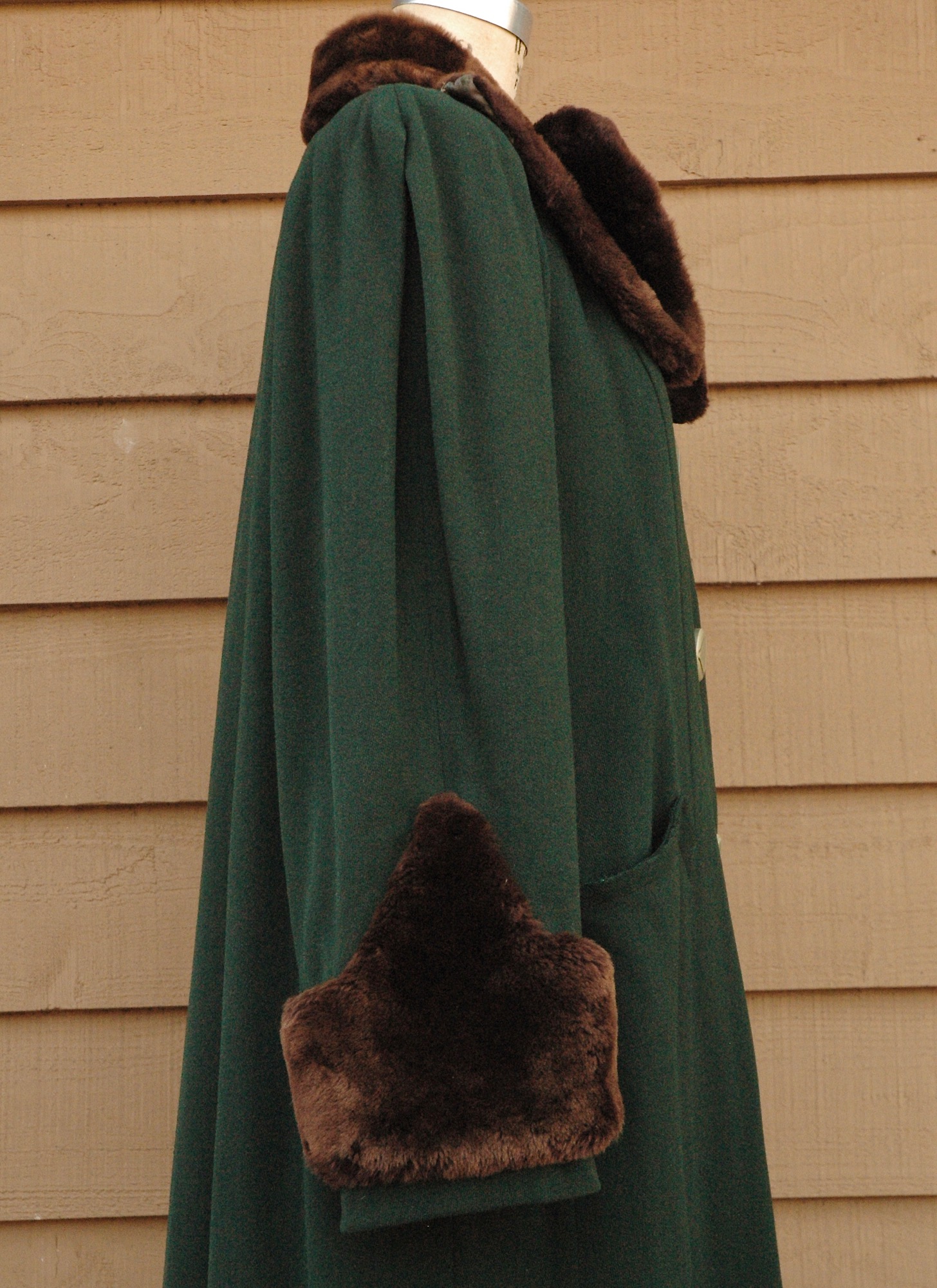 1940s green wool coat with Deco buttons + beaver trim – Hemlock 