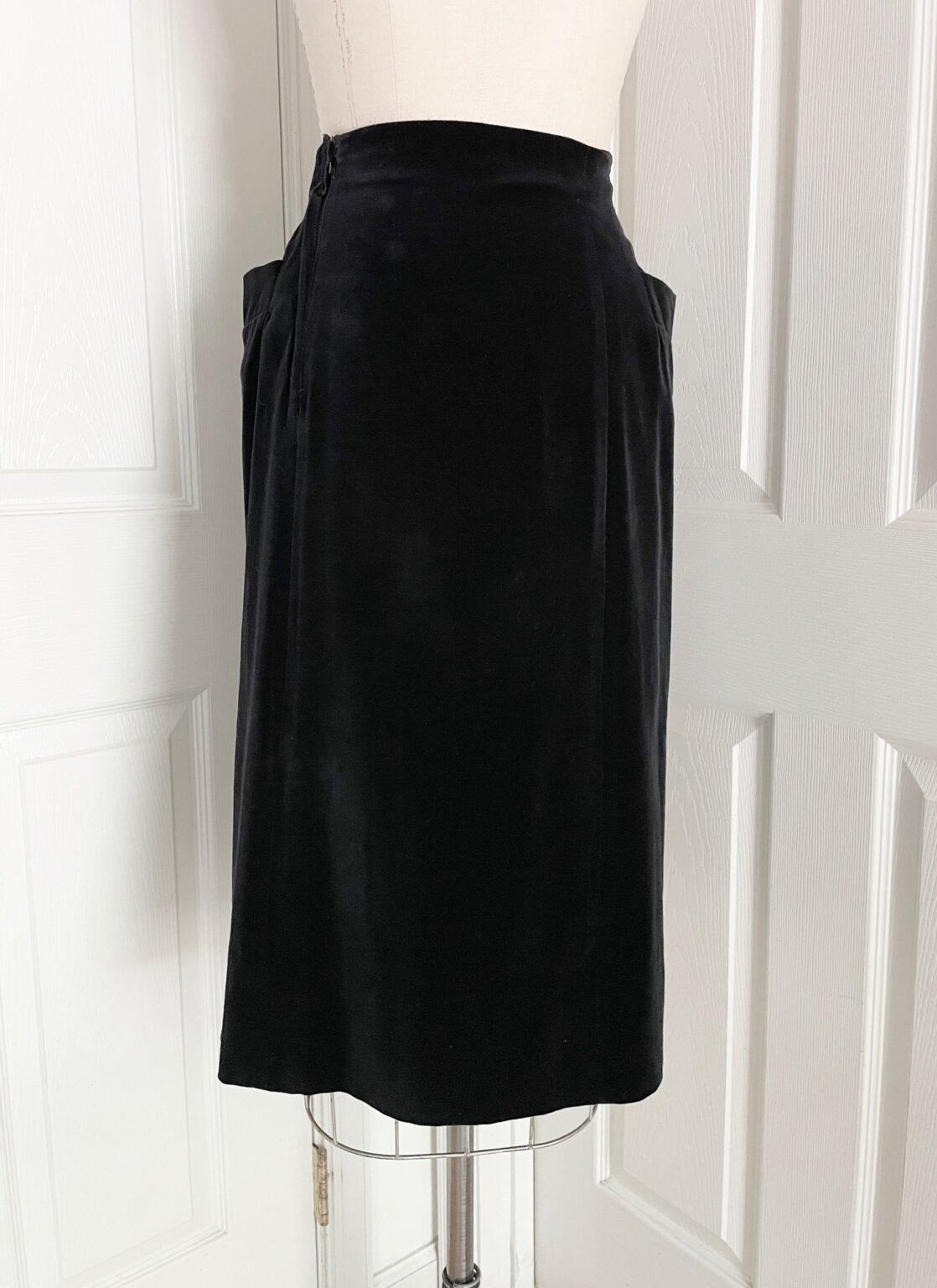 1940s 50s black velvet pencil skirt with flared hip pockets – Hemlock ...